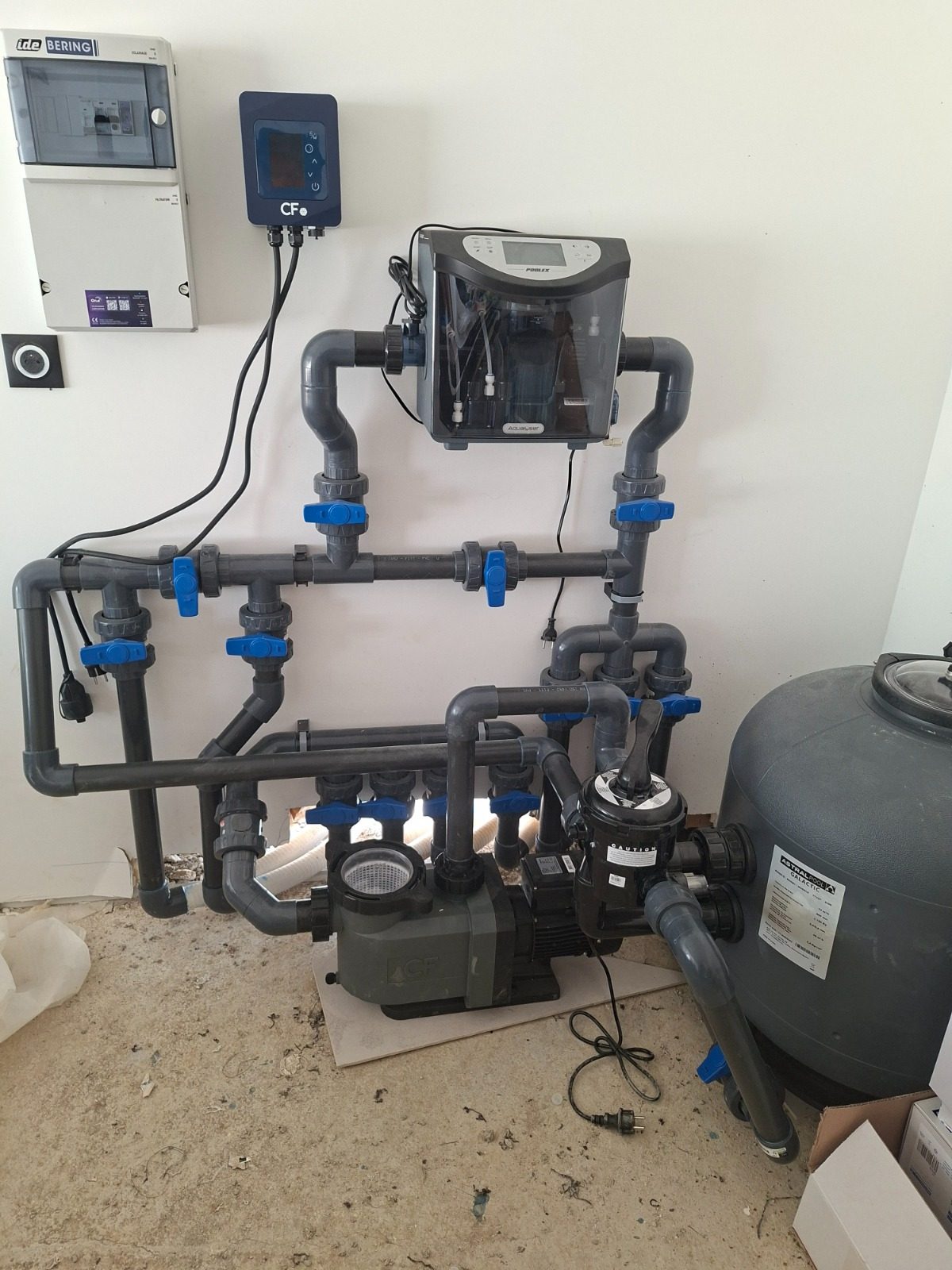 Local technique de piscine : pompe, filtre et électrolyseur au sel, installation par Mon Espace Piscine