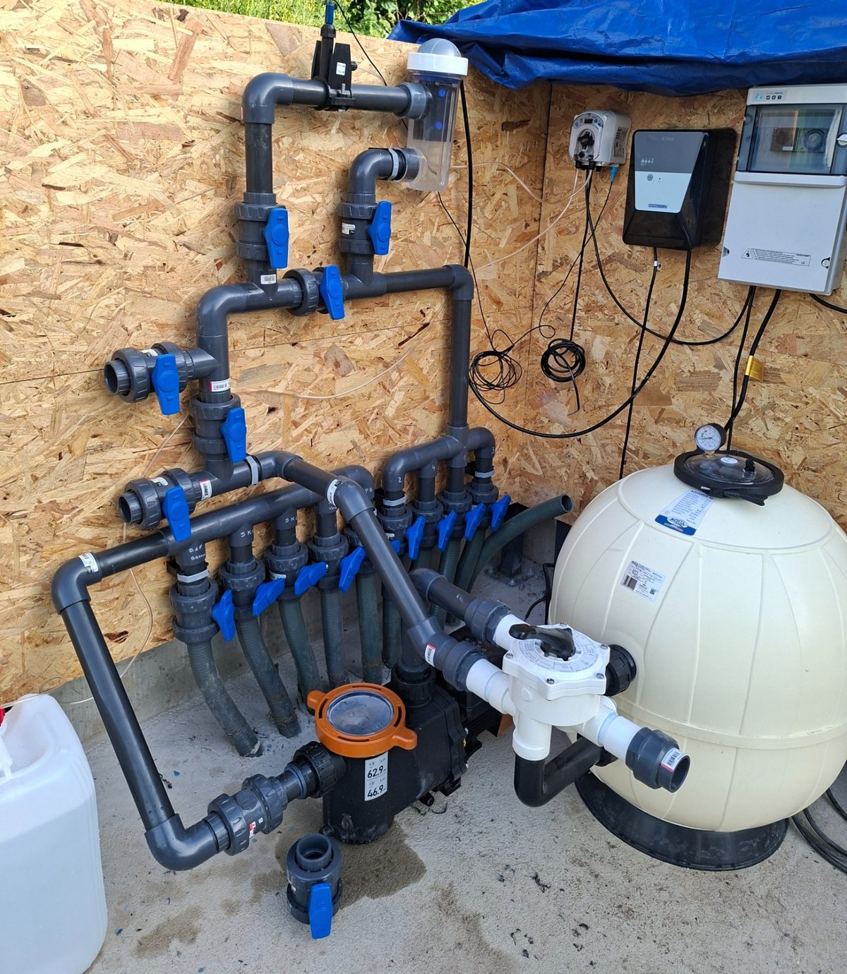 Installation d'un système de filtration de piscine : pompe et filtre à sable, pisciniste du Chablais