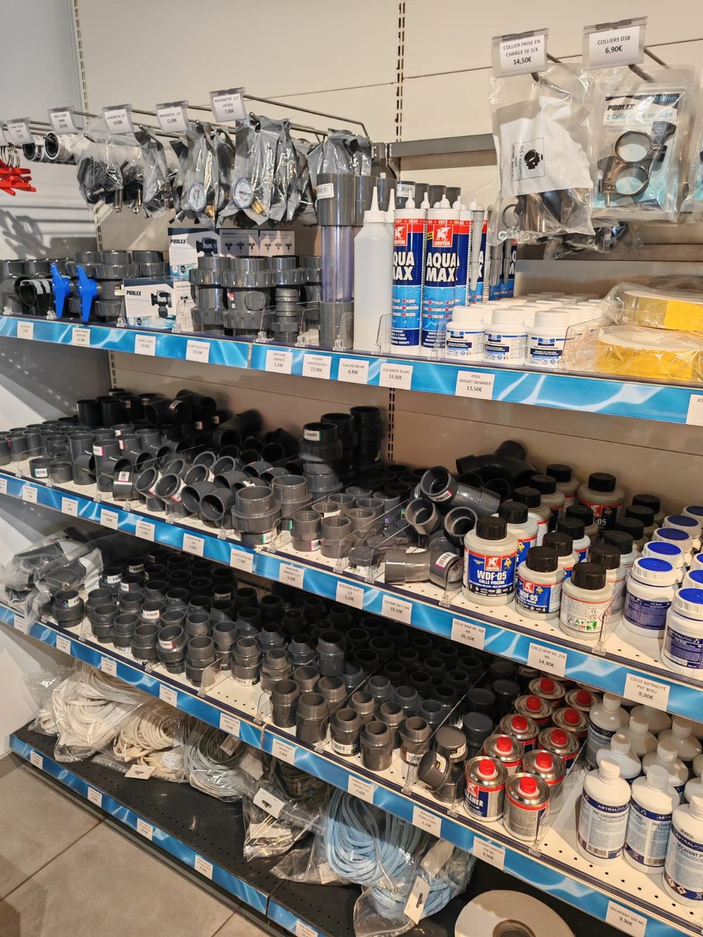 Raccords PVC et plomberie piscine en magasin